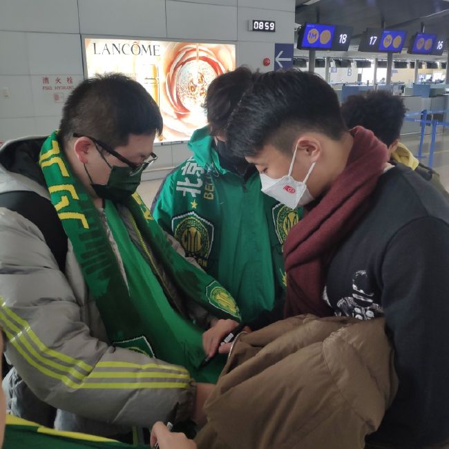 媒体指出，马尤卢与巴黎的合同将在2024年6月到期，他被认为是埃梅里之后巴黎青训学院最有前途的年轻球员之一。